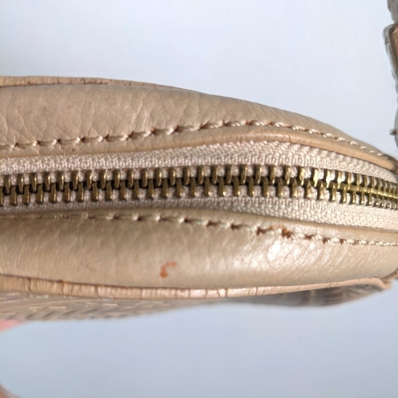 ISABELLA Fiore Nude Leather Round Canteen Crossbody Purse - Picture 6 of 14